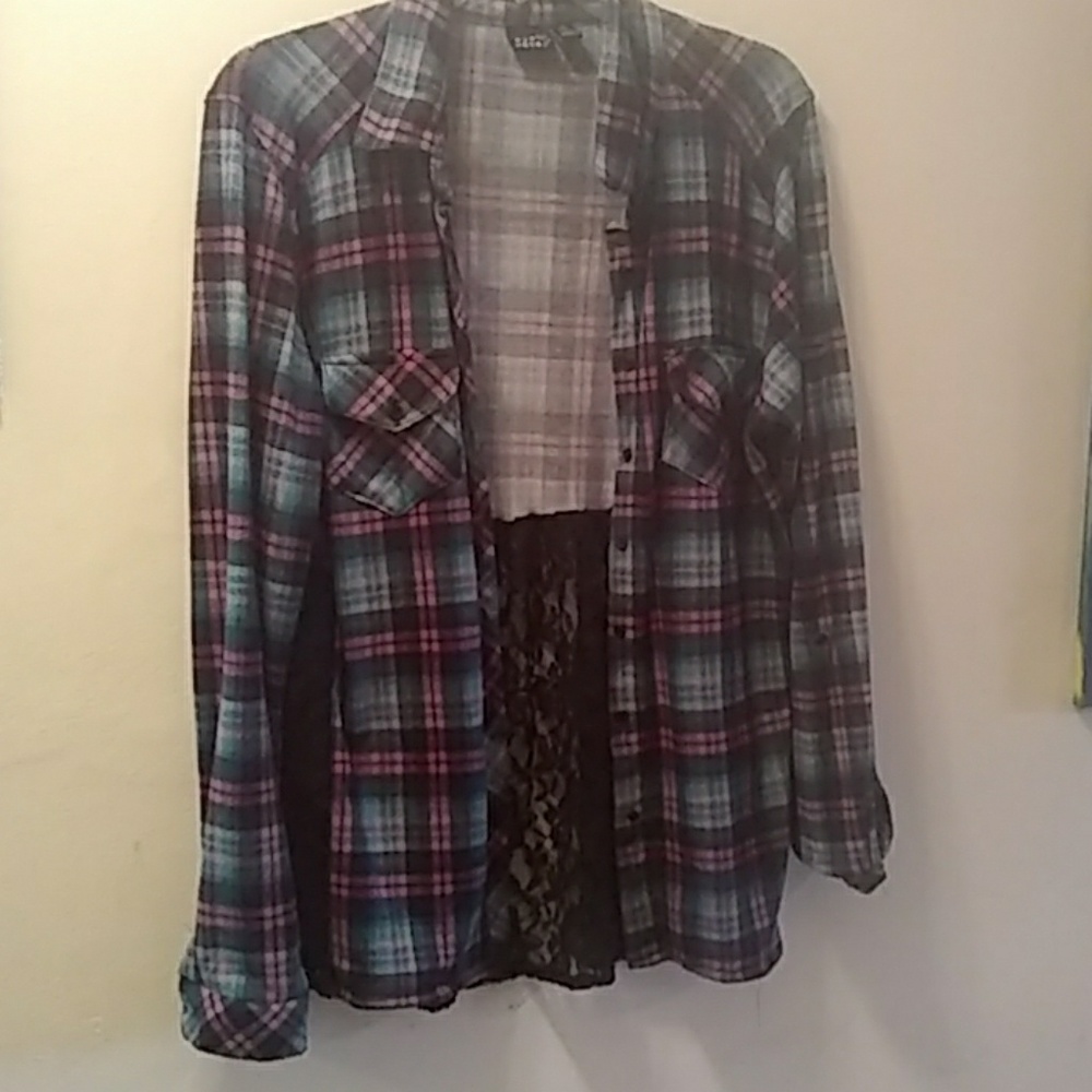 Stretchy plaid shirt with lace